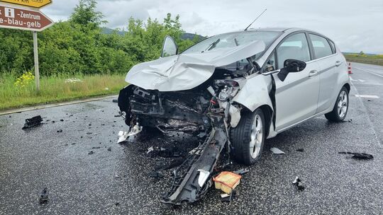 Bei einem Unfall auf der B 256 bei Kruft wurden zwei Personen verletzt und auch an den Fahrzeugen entstand erheblicher Schaden.