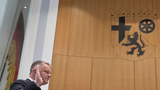 Gordon Schnieder (CDU), neuer Ministerpräsident von Rheinland-Pfalz, spricht bei seiner Vereidigung während der konstituierenden