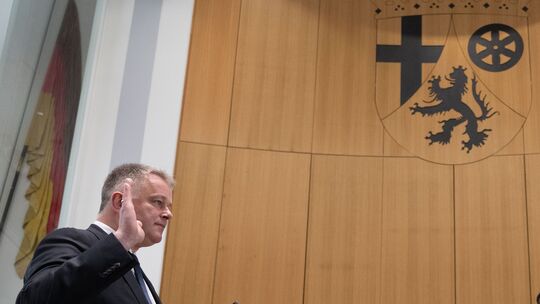 Gordon Schnieder (CDU), neuer Ministerpräsident von Rheinland-Pfalz, spricht bei seiner Vereidigung während der konstituierenden Gordon Schnieder (CDU), neuer Ministerpräsident von Rheinland-Pfalz, spricht bei seiner Vereidigung während der konstituierenden