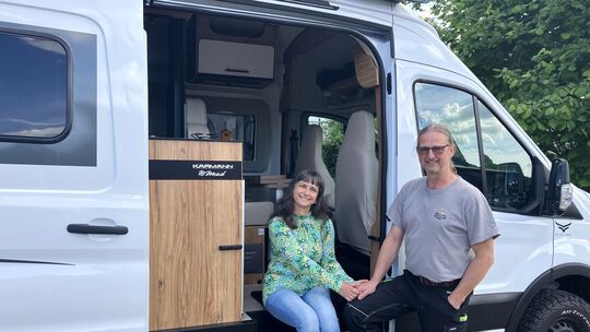 Verena und Stefan Eifler vor ihrem neuen Wohnmobil mit dem sie unmittelbar die Vorrunde zum "Camper des Jahres 2026" gewonnen ha