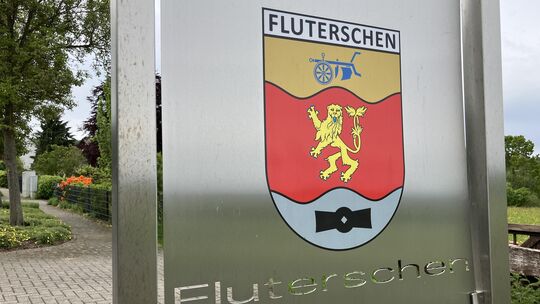 Das Wappen des Ortes prangt am Ortseingang und heißt Besucher willkommen. Rosig schien die kommunalpolitische Stimmung im kleine