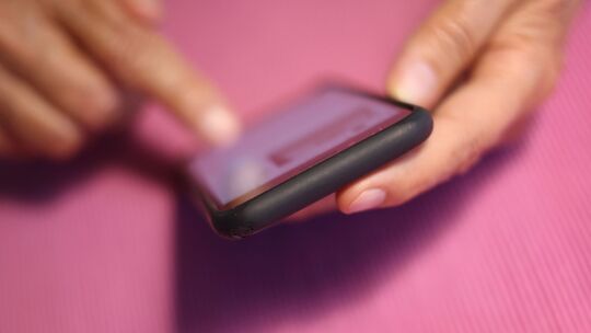 Eine Frau tippt auf einem iPhone