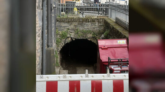 Ein alter Tunnel, hier von der Innenstadtseite aus gesehen, soll bald das Moselvorgelände mit der Stadt verbinden. Der Tunnel is