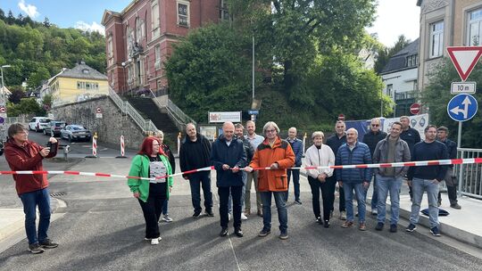 Gemeinsam mit Bauunternehmer Paul Uwe Budau und Bauamtsleiterin Andrea Rausch gab Bürgermeister Friedrich Marx die Gewerbehalle