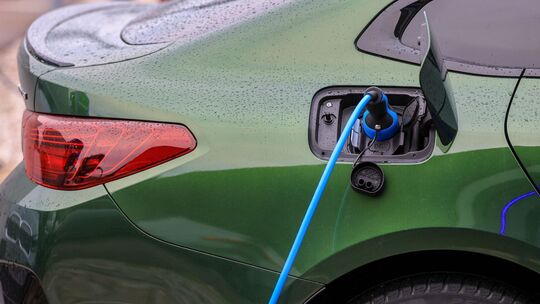 Elektroauto lädt an Ladesäule Elektroauto lädt an Ladesäule