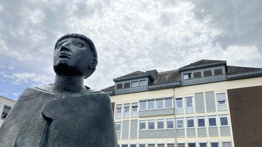 Im Altbau des Krankenhauses in Bernkastel-Kues könnte ein Pflegeheim entstehen, doch er ist sanierungsbedürftig.