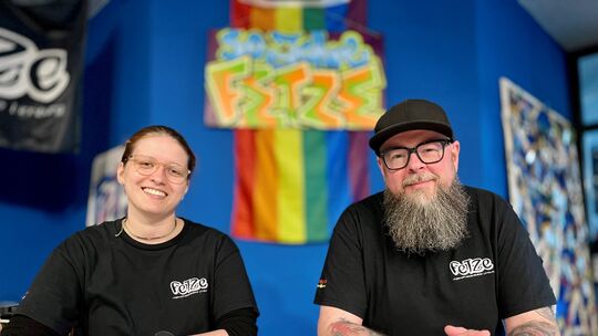 Die neue Leiterin der Jugendfreizeitstätte der evangelischen Kirche am Bahnhof in Limburg, Lea Heiger, mit ihrem Kollegen der "F
