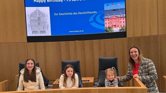 Die neue SPD-Landtagsabgeordnete Caroline Pehlke mit ihren drei Töchtern, die mal Chefin spielen und sehen konnten, wo die Mama Die neue SPD-Landtagsabgeordnete Caroline Pehlke mit ihren drei Töchtern, die mal Chefin spielen und sehen konnten, wo die Mama