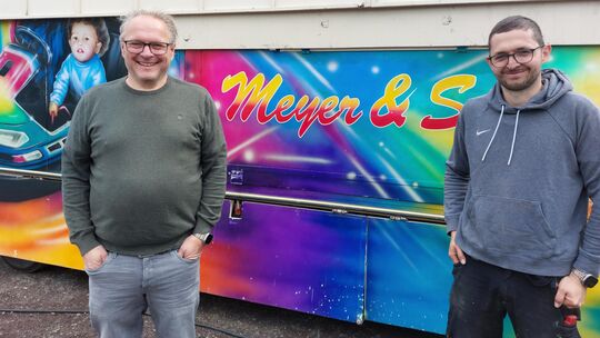 Der Neuwieder Schausteller Herbert Meyer (links) und sein Sohn Herbert Meyer junior sind auch in diesem Jahr wieder mit ihrem Au