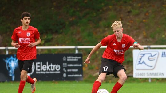 Die JSG Soonwald/Simmern um Artin Nazaralizadehfard (links) und Kapitän Michael Renk landete beim 5:0 in Remagen den 18. Sieg im