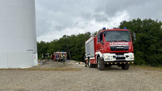 Feuerwehreinsatz am Windrad: Einsatzkräfte bekämpfen den Brand in der Anlage bei Desloch.