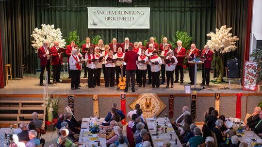 Der gemischte Chor der Sängervereingung Birkenfeld sorgte zum Jubiläum für Stimmung in der Jahnturnhalle.