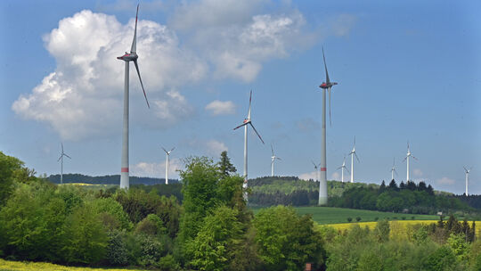 Symbolbild: Um zwei neue Windräder in den Windpark nach Dörth zu bringen, laufen bereits seit Anfang April Schwertransporte über