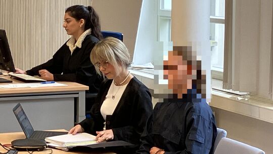 Der Angeklagte sitzt beim Prozessauftakt am Landgericht Koblenz neben seiner Verteidigerin, Maike Naumiuk.