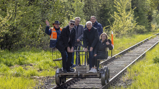 Mit der Handhebeldraisine geht es von Fehl-Ritzhausen nach Rennerod und retour. Dabei müssen auch Bahnübergänge überquert werden