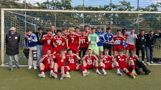 Meister der A-Jugend-Rheinlandliga: Beim Auswärtssieg in Schweich ging der JFV Wolfstein WW/Sieg den letzten Schritt in Richtung