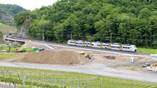 Zwischen Ahr, Ahrtalbahn und der Ortslage von Marienthal laufen derzeit die Bauarbeiten für den Ahrtalradweg mit seinen Rampen,