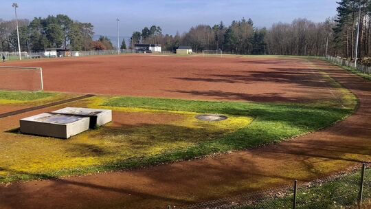 Nach wie vor in einem desolaten Zustand präsentiert sich die Sportanlage "Auf der Bein" in Weierbach. Doch nach einer großzügige