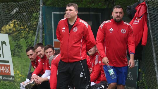 Die von Oliver Schuh trainierte SG Feldkirchen/Hüllenberg benötigt im Spiel gegen den FV Rot-Weiß Erpel noch einen Zähler, um de