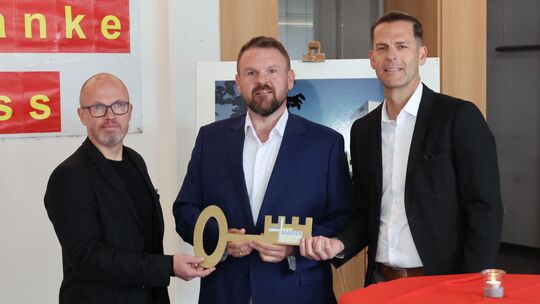 Der Kaufvertrag für das Klinikgelände in Bendorf wurde nun offiziell unterschrieben. Neben dem Notar unterzeichneten (von links)