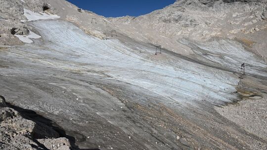 Schmelzender Gletscher auf der Zugspitze Schmelzender Gletscher auf der Zugspitze