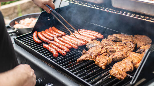 Die Grillsaison hat gerade so richtig begonnen, als die Nachricht über das bevorstehende Aus der Metzgerei Helmus in Betzdorf vi