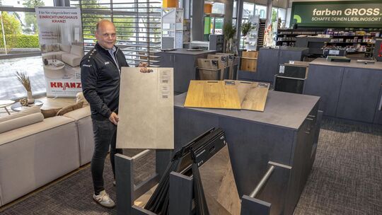 Frank Wisser, Geschäftsführer des Unternehmens Farben Gross, freut sich über die neuen Räume in Hachenburg. Der Umzug habe sich