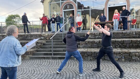 Unter den wachsamen Augen von Stephan Hilken kämpfen Guy von Gisborne (Tim Scheider) und Robin von Locksley (Lukas Baulig) mitei