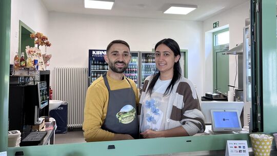 Tarkan und Diler Kalo haben am 1. Mai das Café Knusperglück auf dem Kuhberg eröffnet. Gemeinsam bereiten sie die Speisen für ihr