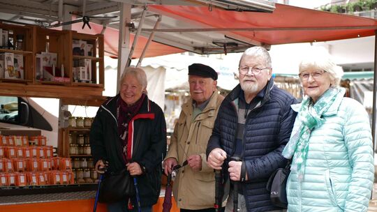 Gisela und Klaus Mücke (von links), die in Ahrweiler wohnen, werden immer mal wieder von ihren Freunden Georg und Liesel Höke au