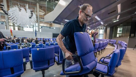 Der Stuhl von Lin Lindner im Deutschen Bundestag bleibt vorerst weiter unbesetzt (Symbolfoto).