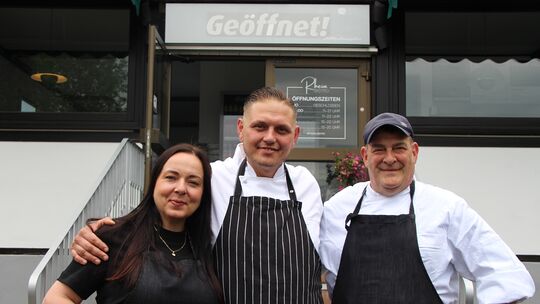 Monika Moszko und Lukas Kosiorek (von links) haben sich mit dem Rheinbistro einen Traum erfüllt. Michael Klein unterstützt sie d