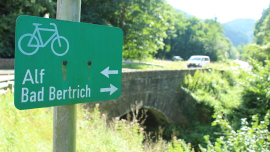 Diese Brücke aus Bruchsteinen führt die Fahrbahn der L103 und einen Radweg über den Erdenbach bei Bad Bertrich. Sie muss in Kürz