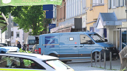 Am Tag des Raubüberfalls mit Geisellage wurde ein Geldtransporter in der Sinziger Innenstadt überfallen.