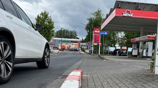 Günstige Zapfsäulen, aber wenig Platz zum Anstellen: die Tankstelle am Hüter-Einkaufszentrum in Wirges.