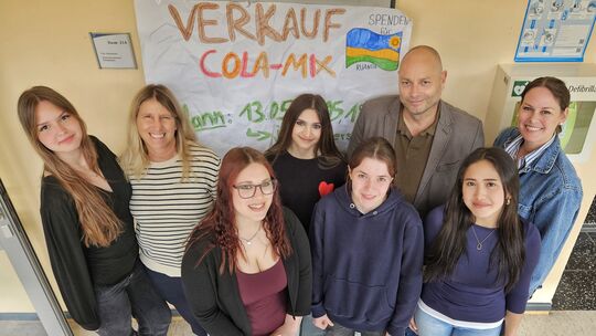 Von Kirn nach Ruanda reisen (von links) Kethrin, Schulleiterin Esther Barkanowitz, Laura, Elinna, Tabea, Studiendirektor Marc-St