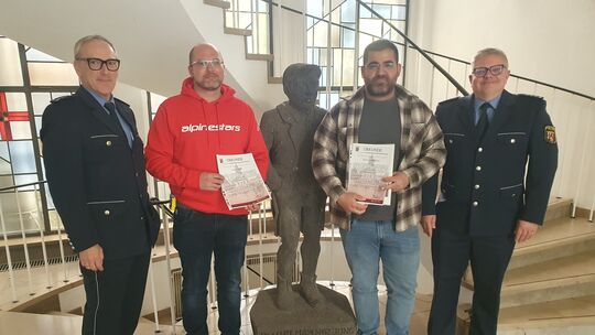 Zwei Männer haben wegen ihrer couragierten Tat die Bürgerurkunde der Polizei bekommen: Dominik Dolfen (2. von links) und Muhamme