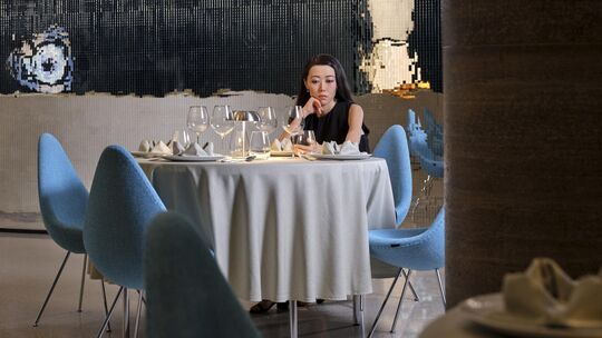 Der künstliche Gast in einem mitten im Städel errichteten Restaurant ist Teil der kunstvoll verstörenden Ausstellung "Elmgreen & Der künstliche Gast in einem mitten im Städel errichteten Restaurant ist Teil der kunstvoll verstörenden Ausstellung "Elmgreen &