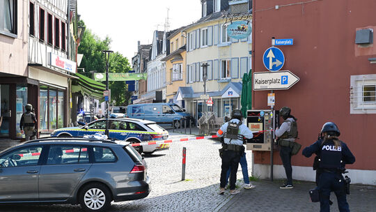 Der Fahrer des Geldtransporters wurde am 8. Mai bei einem Raubüberfall von einem Täter mit gezogener Waffe in den Tresorraum der