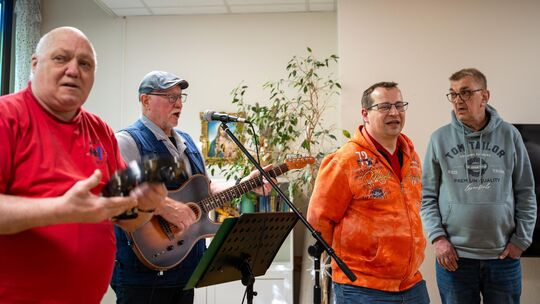 Jürgen Jachmig (2. von links) und ein Teil der Thurer Turmspatzen beim Musizieren im Wohnzimmer des Caritas-Hauses.