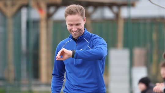Sven Baldus richtet den Blick auf die Uhr: Wie seine Mannschaft ist der Trainer der EGC Wirges froh, wenn die Saison vorbei ist.