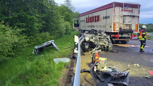 Bei einem schweren Verkehrsunfall auf der B54 ist am Dienstag ein 33-Jähriger ums Leben gekommen. Zwei weitere Beteiligte wurden