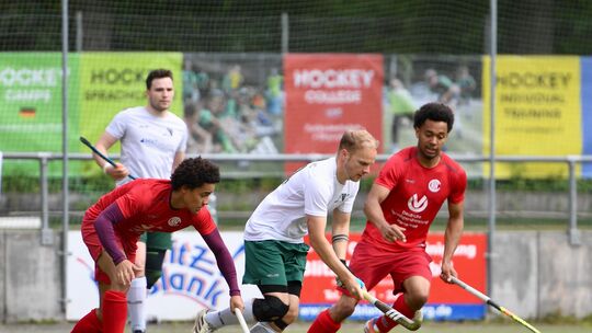 Wer bekommt den Ball unter Kontrolle? Die KHC-Spieler Jeremy Ley (rechts) und sein Bruder Adrian nehmen dem Limburger Torschütze