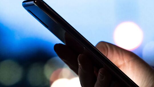 Frau hält ein Smartphone in der hand Frau hält ein Smartphone in der hand