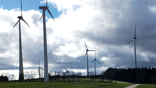 Der Windpark zwischen Weibern und Rieden. Neun Anlagen laufen hier für den Kreis Ahrweiler.