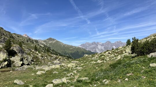 Auf der neuen Vier-Länder-Alpenüberquerung von Deutschland über Österreich und die Schweiz nach Italien überquert man die Alpen