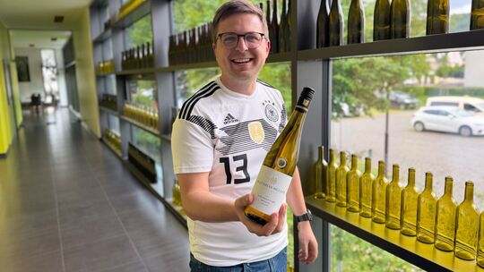 Johannes Müller - hier im Trikot seines Namensvetters Thomas Müller - hat noch einen Restbestand des Rieslings, der am Samstag b