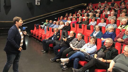Carolin Blum vom Polizeipräsidium Koblenz informierte im Pro-Winzkino zahlreiche Seniorinnen und Senioren über die Gefahr von Sc