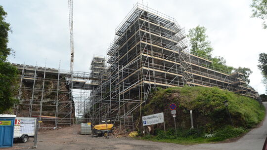 Derzeit wird die östliche Schildmauer der Altenbaumburg saniert. Wie mächtig das Bauwerk über den Halsgraben aufragt, wird auch