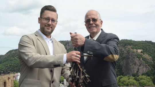 Fast 25 Jahre lang war Hans-Joachim Bechtoldt (rechts) Vorsitzender der Ebernburgstiftung nun übergab er die Schlüssel der Burg,
